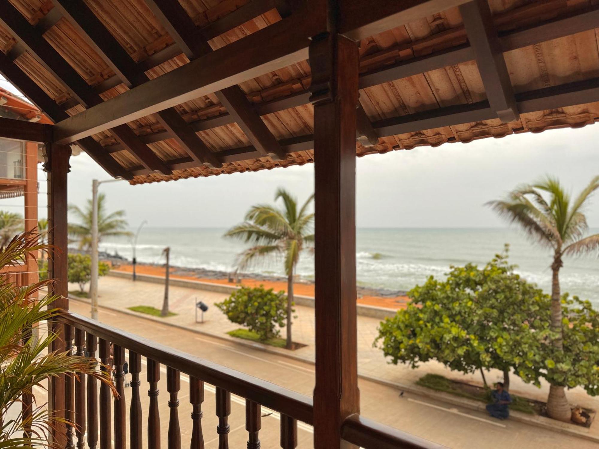 La Plage Seaview Suites Puduccseri Kültér fotó
