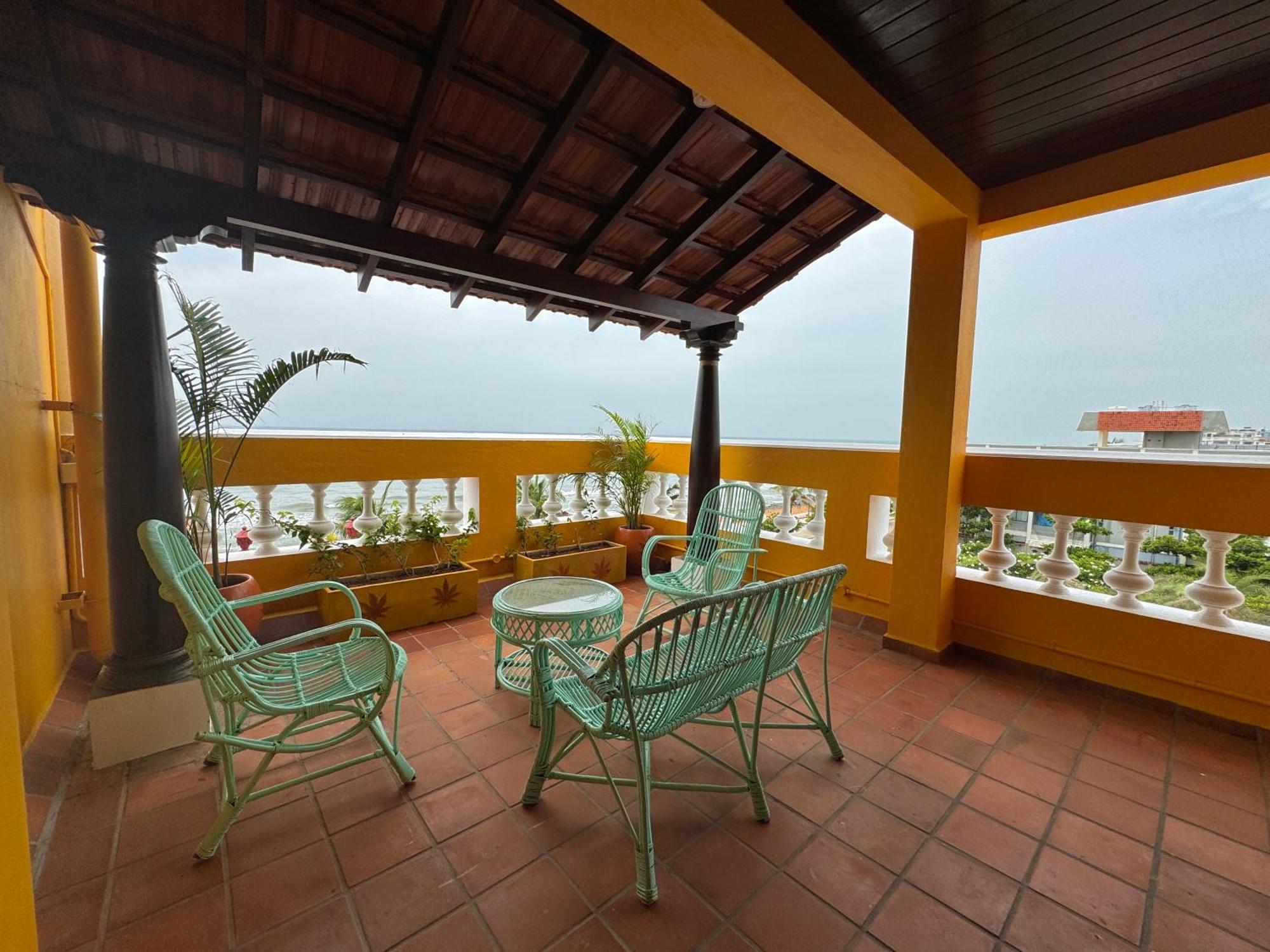 La Plage Seaview Suites Puduccseri Kültér fotó