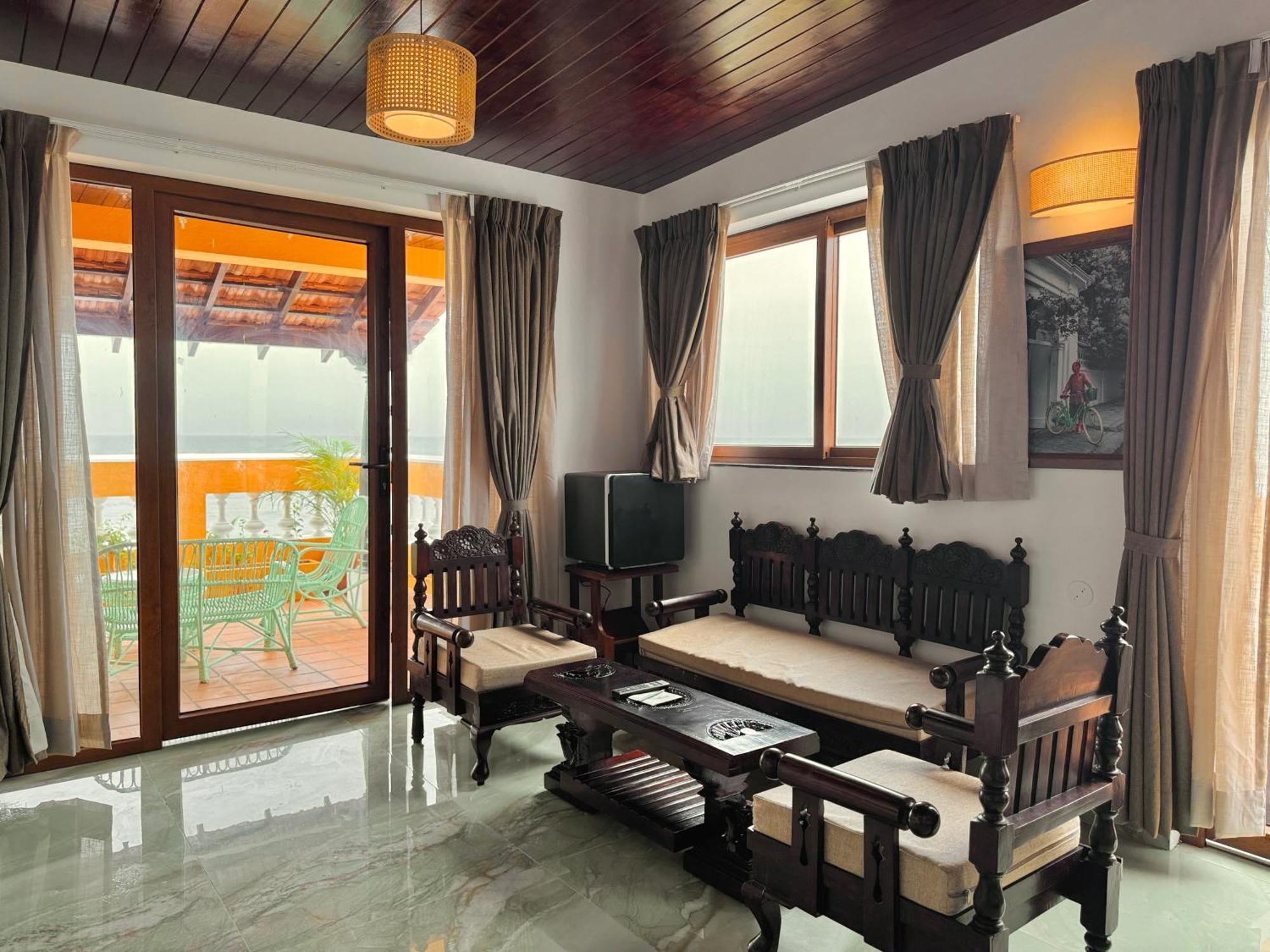 La Plage Seaview Suites Puduccseri Kültér fotó