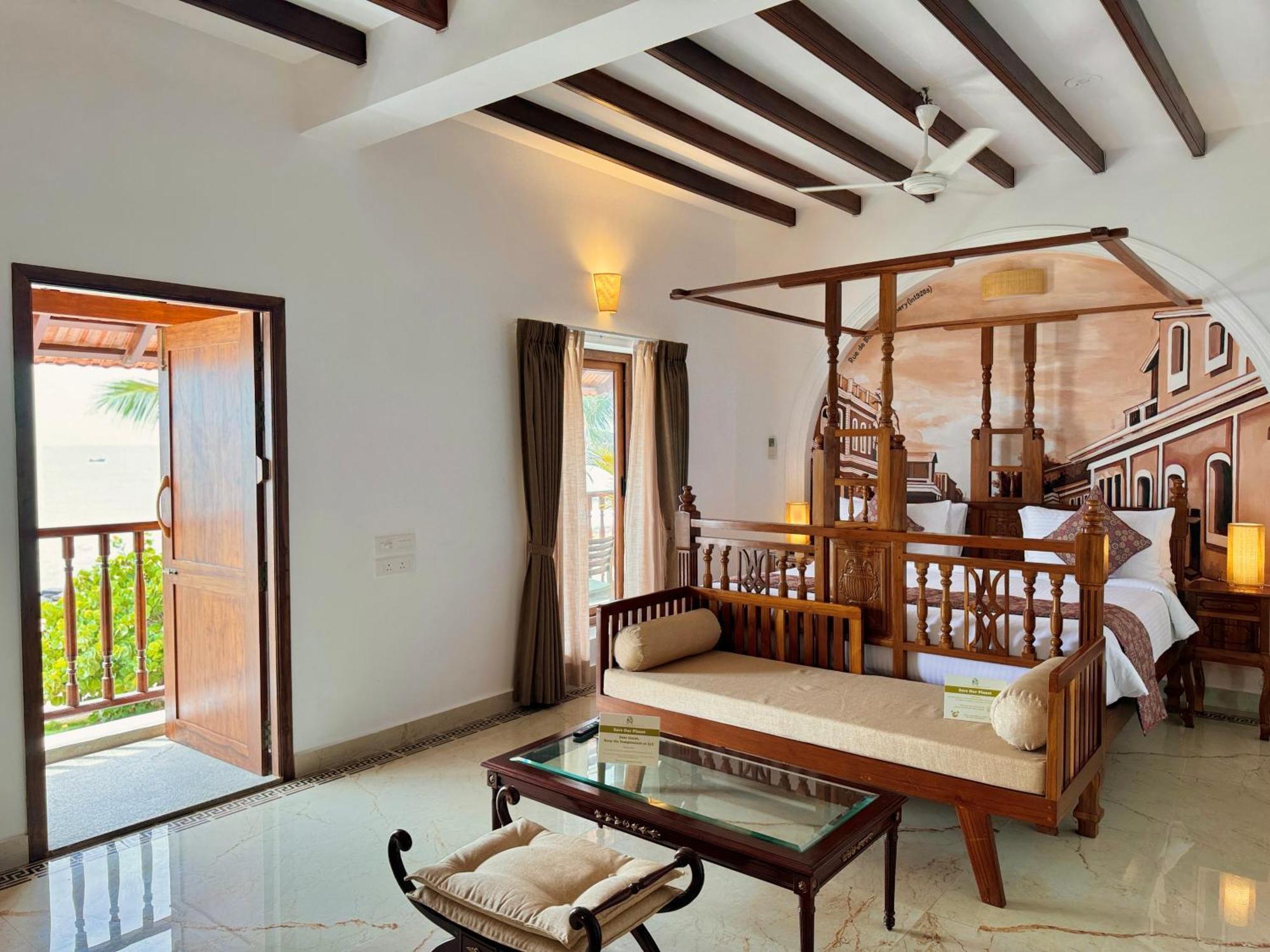 La Plage Seaview Suites Puduccseri Kültér fotó