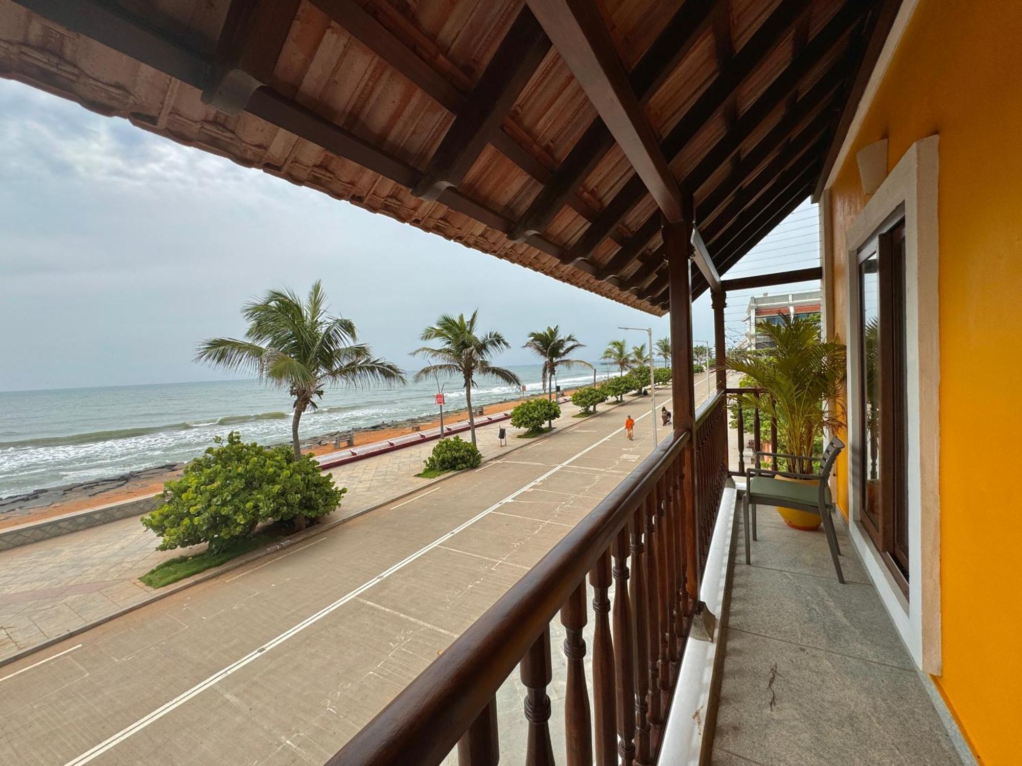 La Plage Seaview Suites Puduccseri Kültér fotó