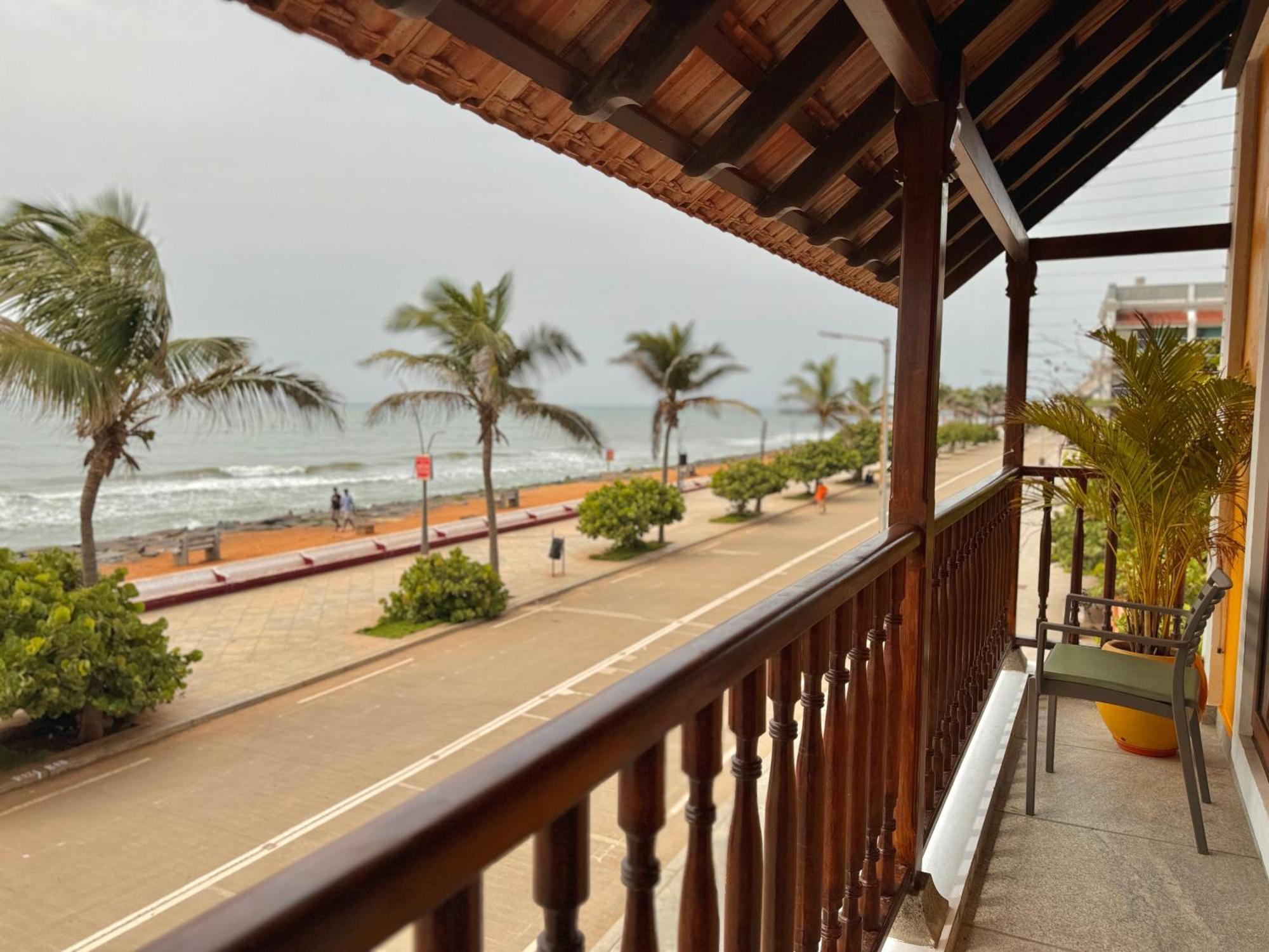 La Plage Seaview Suites Puduccseri Kültér fotó