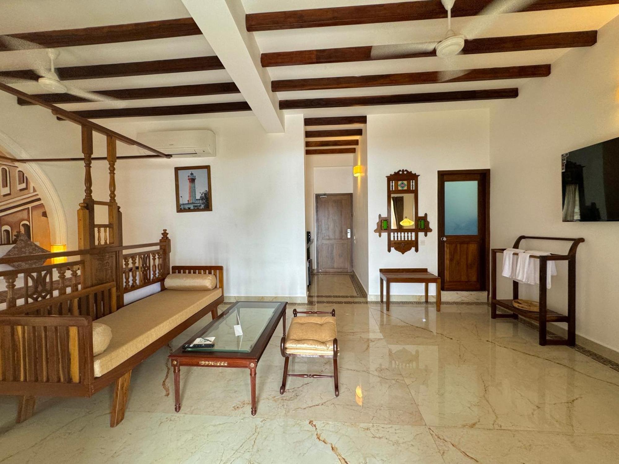 La Plage Seaview Suites Puduccseri Kültér fotó