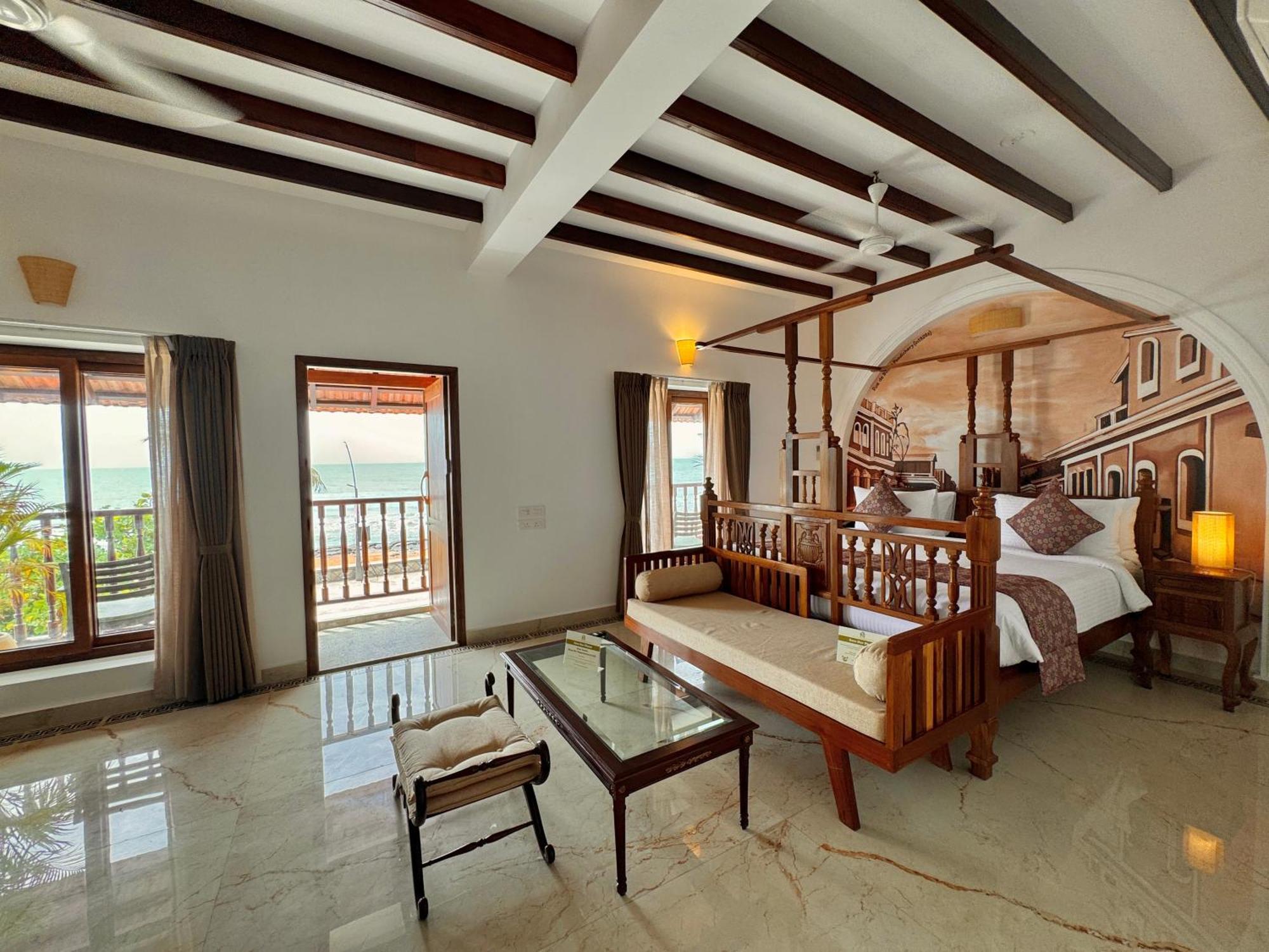 La Plage Seaview Suites Puduccseri Kültér fotó