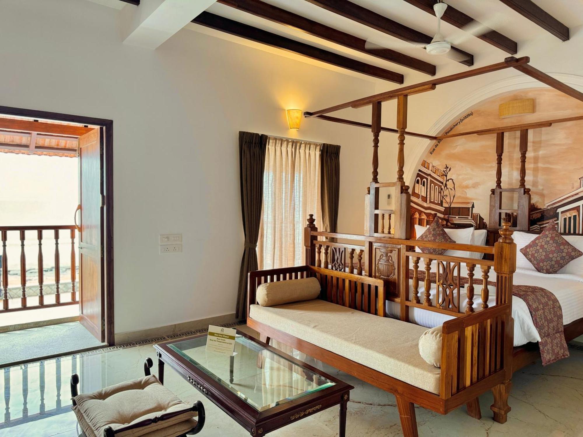 La Plage Seaview Suites Puduccseri Kültér fotó