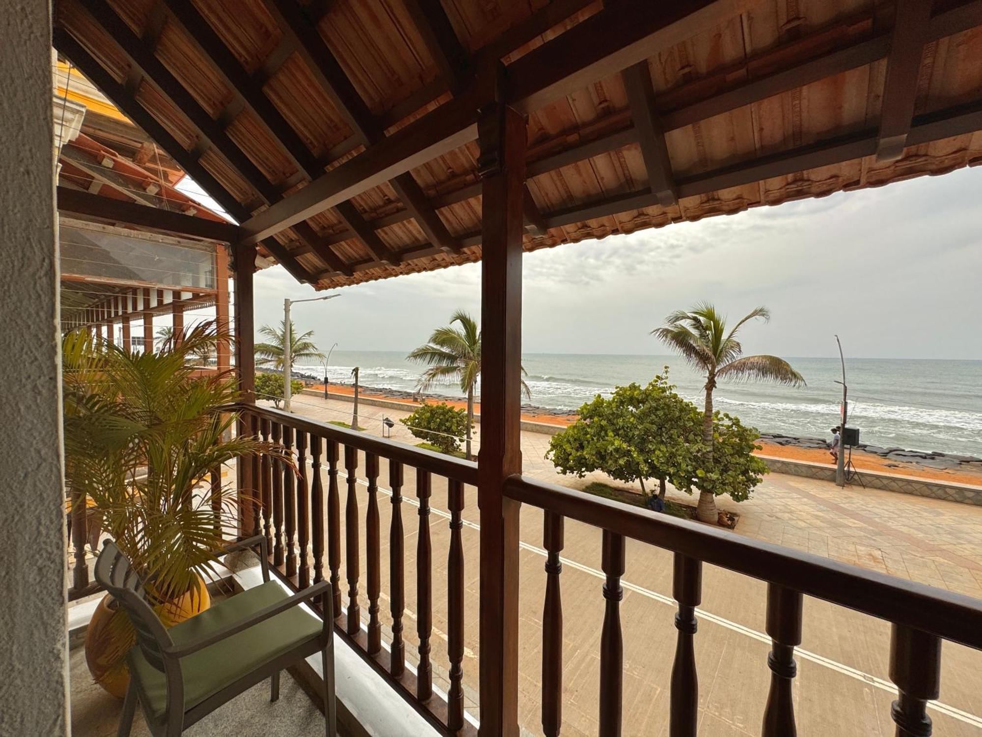 La Plage Seaview Suites Puduccseri Kültér fotó