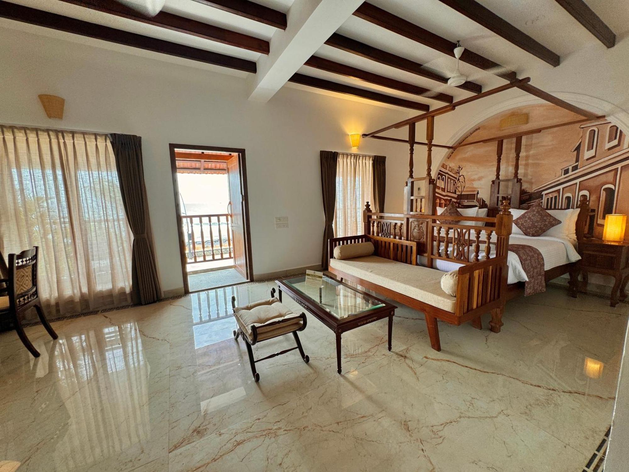 La Plage Seaview Suites Puduccseri Kültér fotó