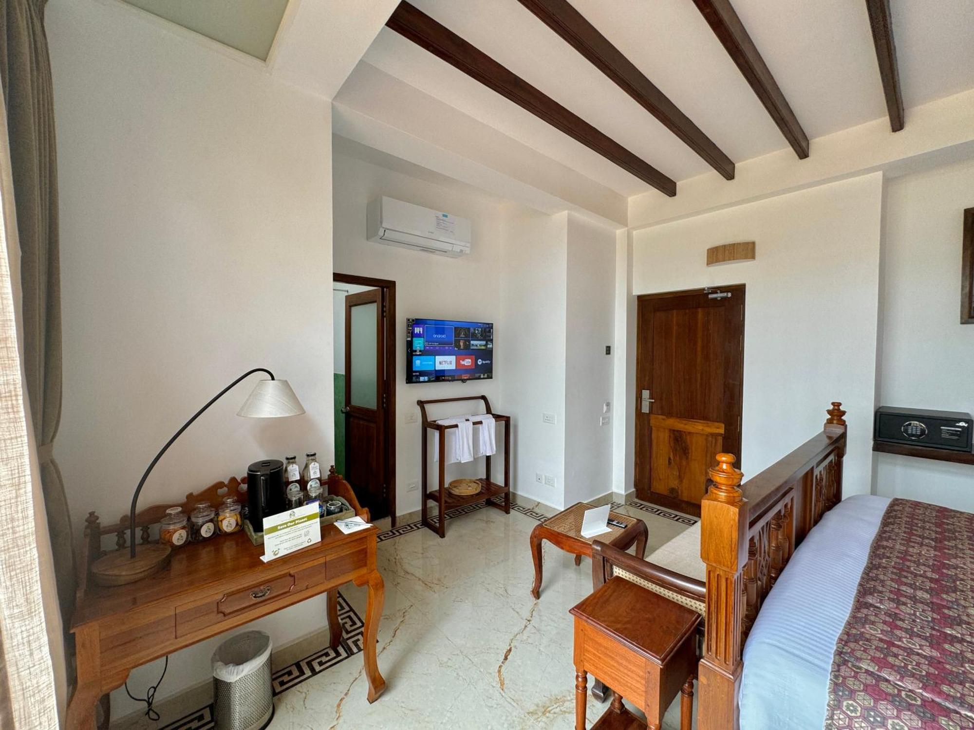 La Plage Seaview Suites Puduccseri Kültér fotó