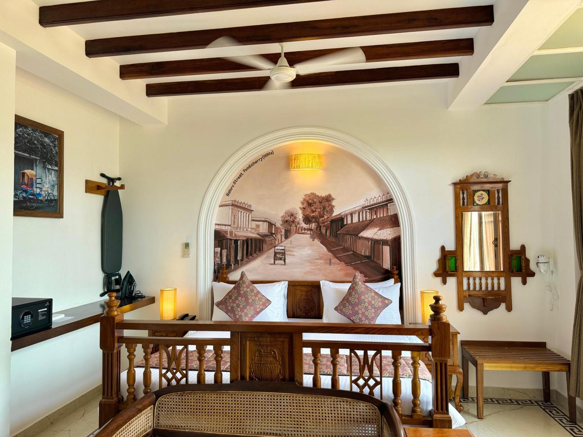 La Plage Seaview Suites Puduccseri Kültér fotó
