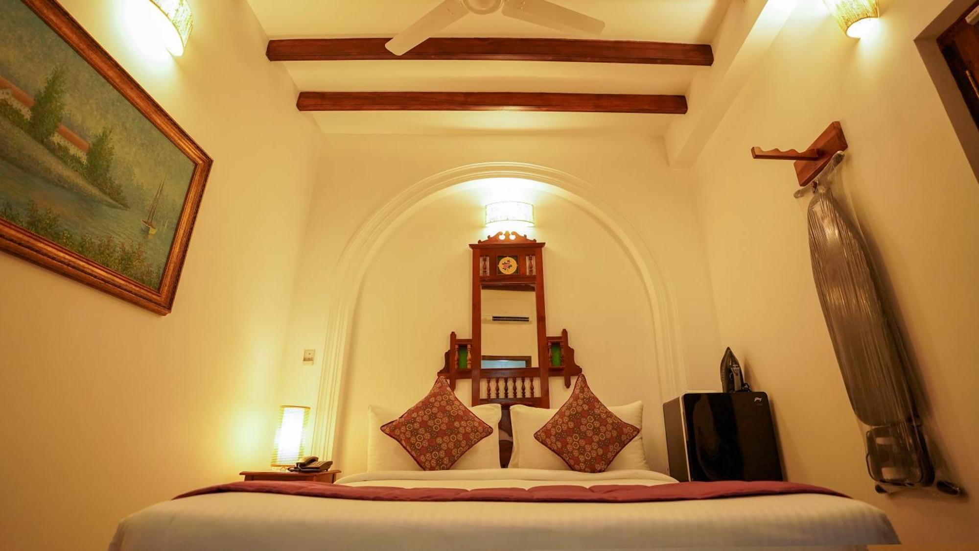 La Plage Seaview Suites Puduccseri Kültér fotó