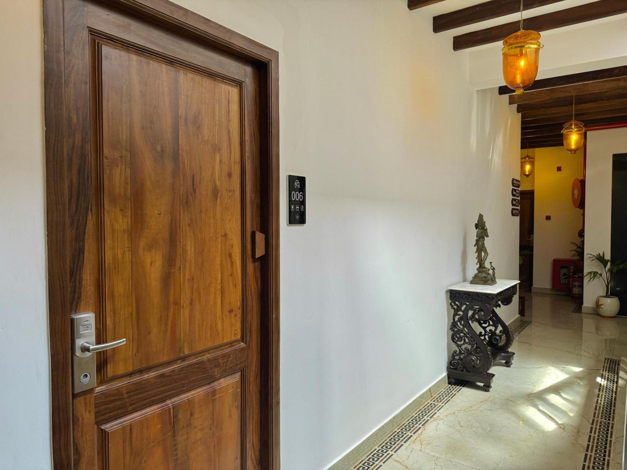 La Plage Seaview Suites Puduccseri Kültér fotó