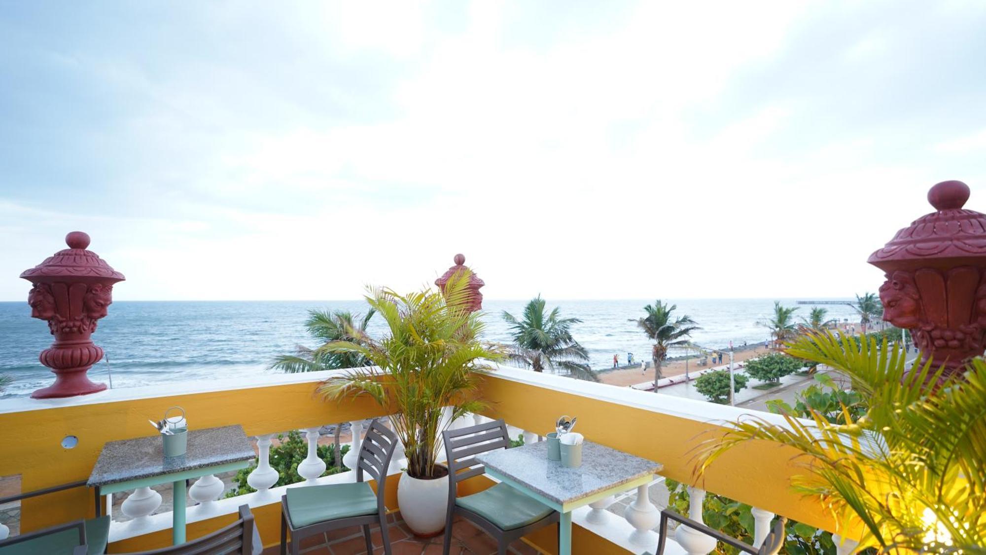 La Plage Seaview Suites Puduccseri Kültér fotó