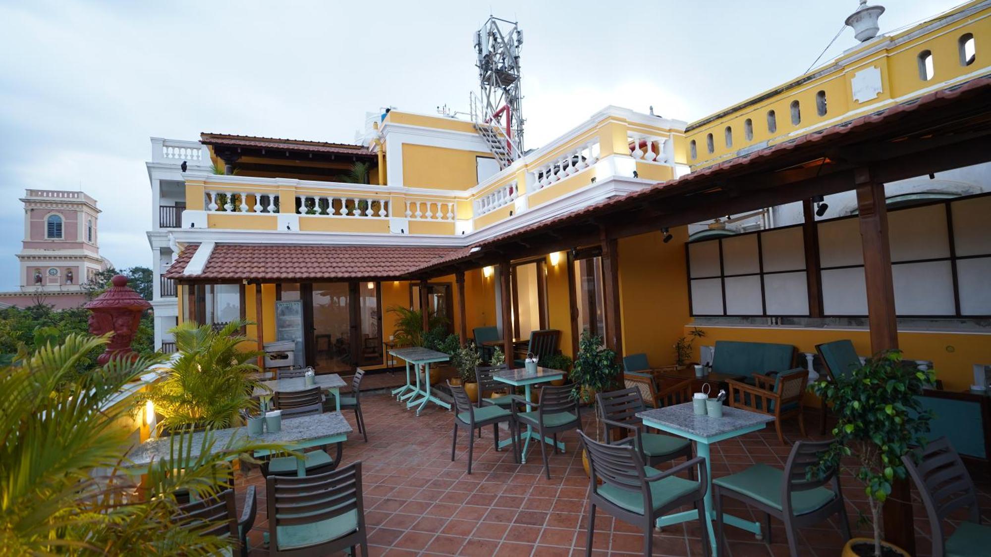 La Plage Seaview Suites Puduccseri Kültér fotó