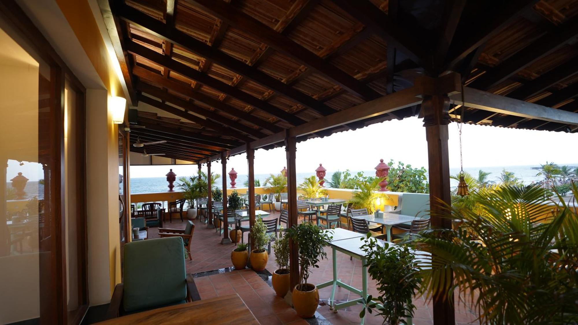 La Plage Seaview Suites Puduccseri Kültér fotó