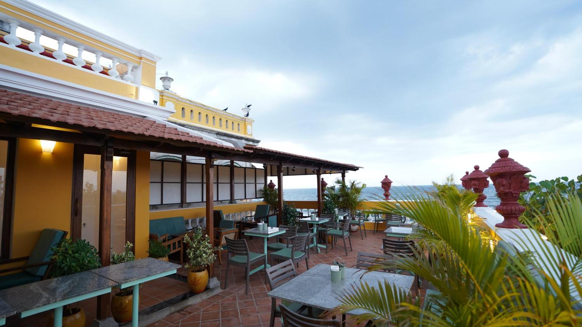 La Plage Seaview Suites Puduccseri Kültér fotó