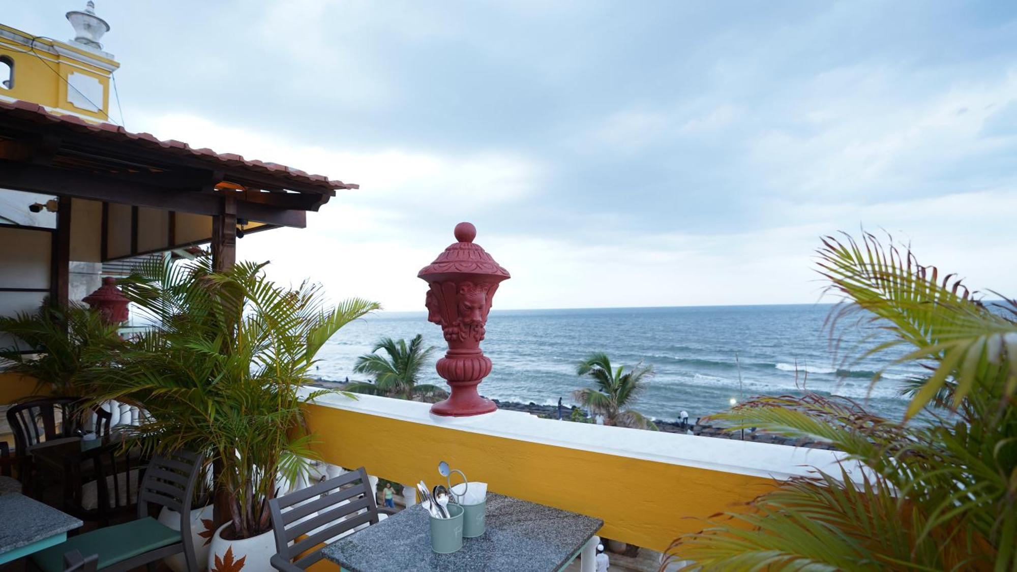 La Plage Seaview Suites Puduccseri Kültér fotó